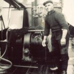 Aart van Triest bij de lier op zijn kotter EB 68